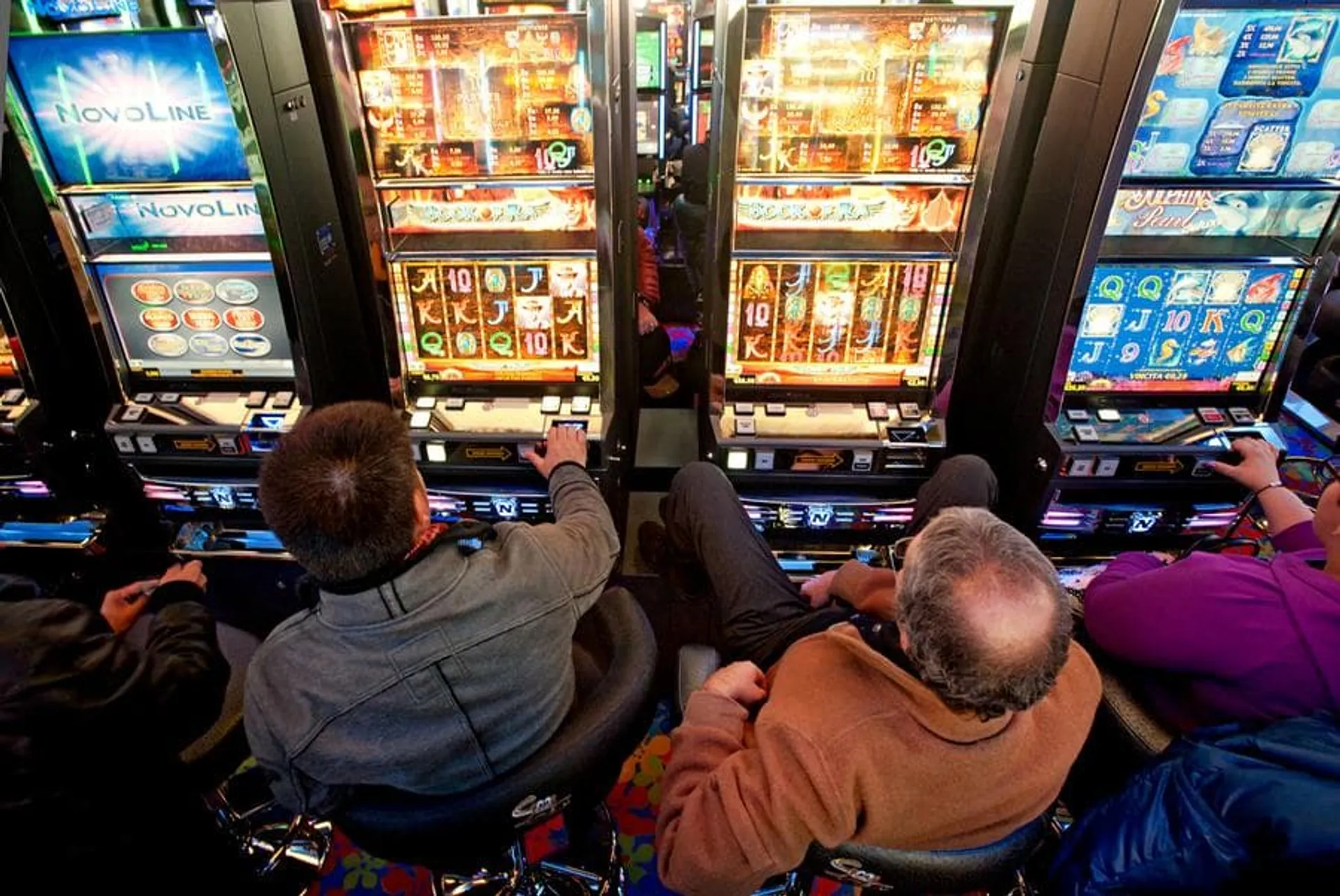 How Slots Keep You Hooked: Near Miss, Fake Wins and Autoplay