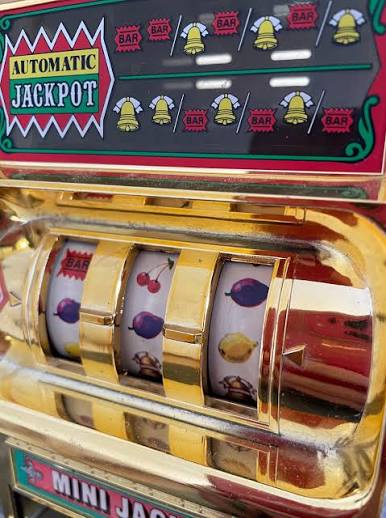 Slot machine da bar anni 80 in Italia — apparecchi elettromeccanici con simboli frutti