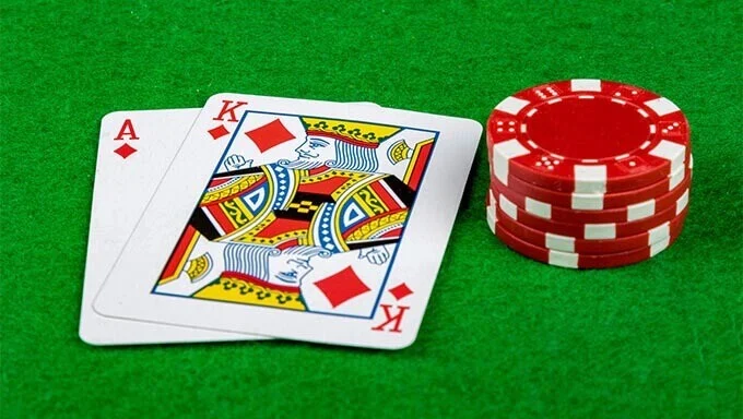 Strategia base blackjack tabella con carte e decisioni hit stand